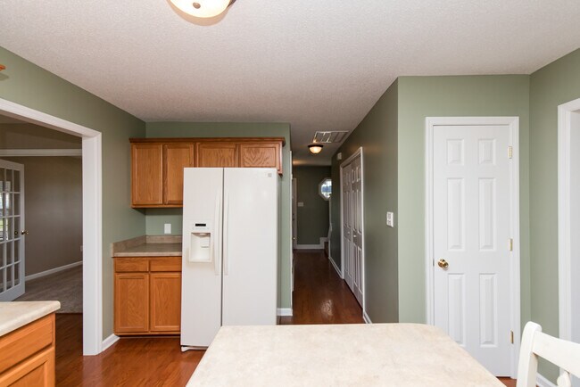 Building Photo - 4 Bedroom 2 Bath