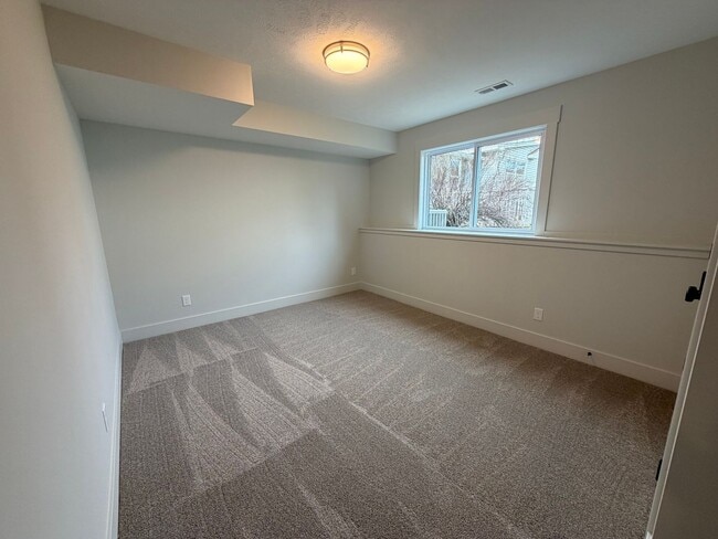 Building Photo - Newly built 3 bedroom spacious home!