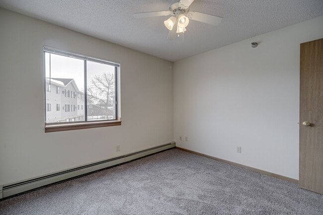 Building Photo - 5 bedroom 2 Bathroom 4 level townhome