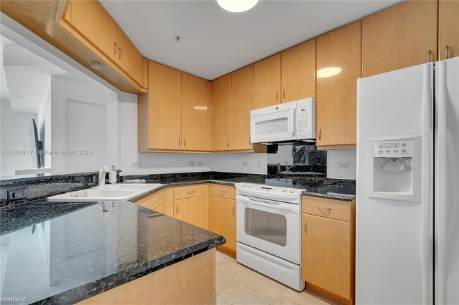 Building Photo - 1 br, 1.5 bath Condo - 801 Brickell Key Bl...