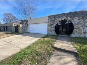 Building Photo - 6327 Walraven Cir