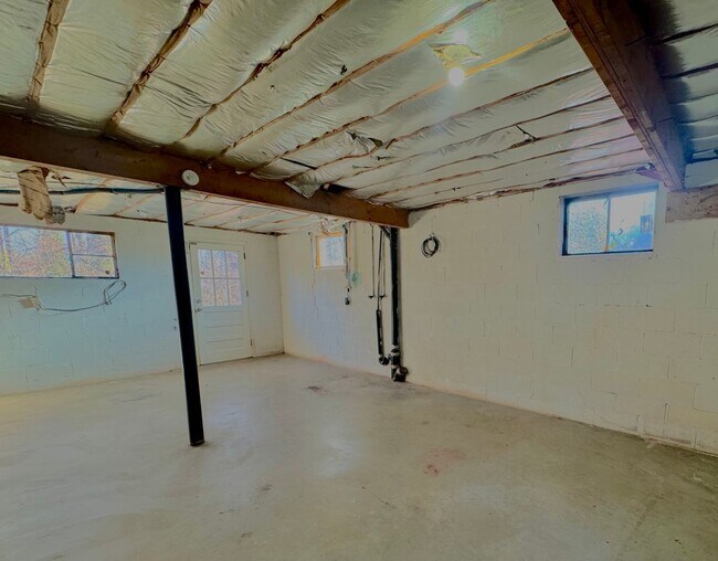 Building Photo - 2600 Anthony Pl