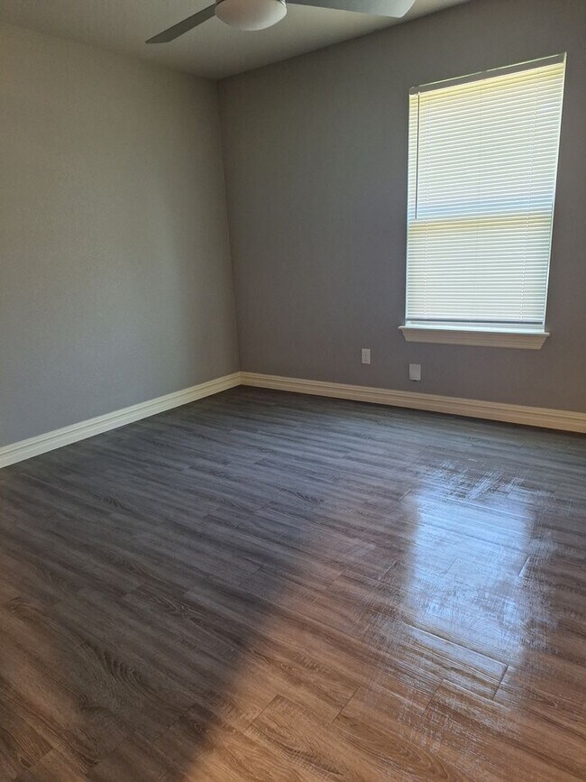 Building Photo - 3 bedroom Duplex