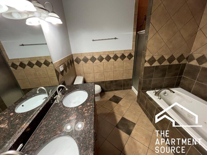 Building Photo - 1918 W Cermak Rd