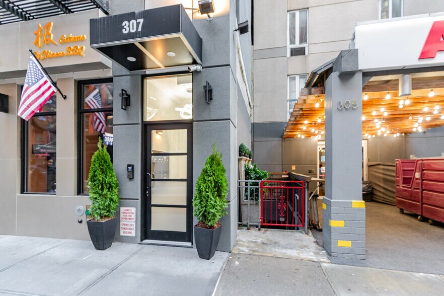 Building Photo - 307 W 39th St