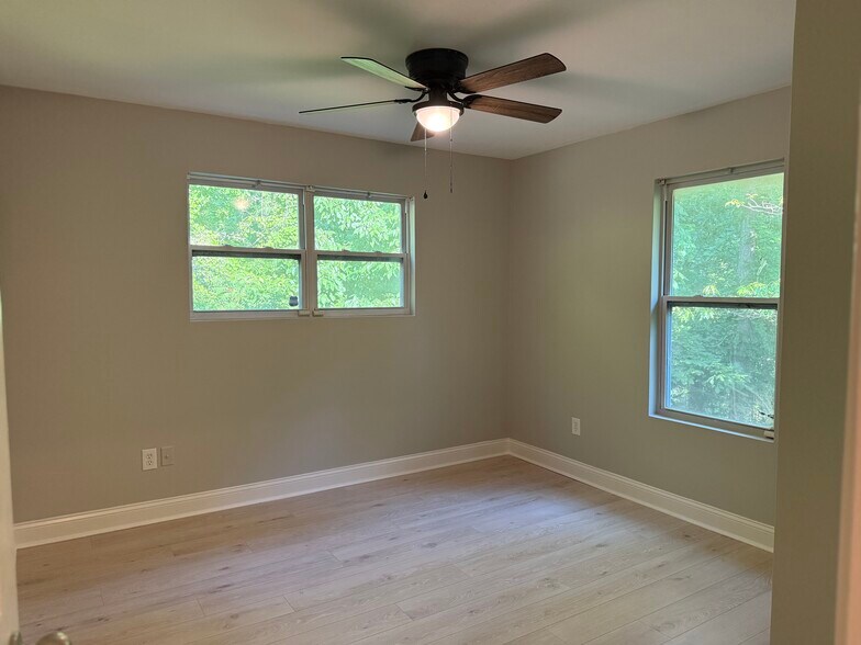 Spacious bedrooms - 4700 Dean Ct