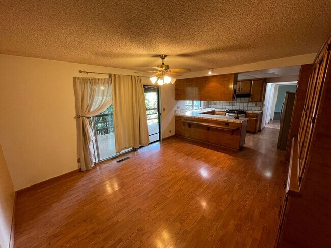 Building Photo - Paradise Oasis-3 bed 2 bath home, Back yard, covered deck, garage, no cats