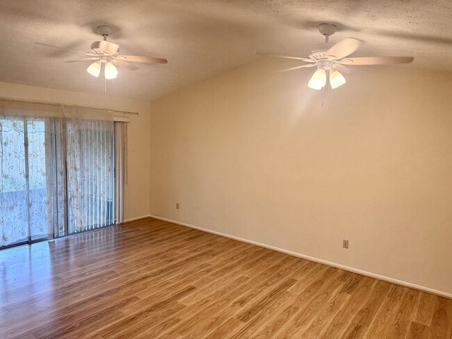 Building Photo - 2/1 Townhome Located in Carrollwood WITH G...