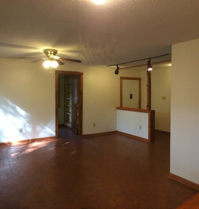 Building Photo - 106 Pleasant Dr