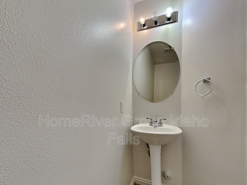 Building Photo - 3535 Deloy Dr