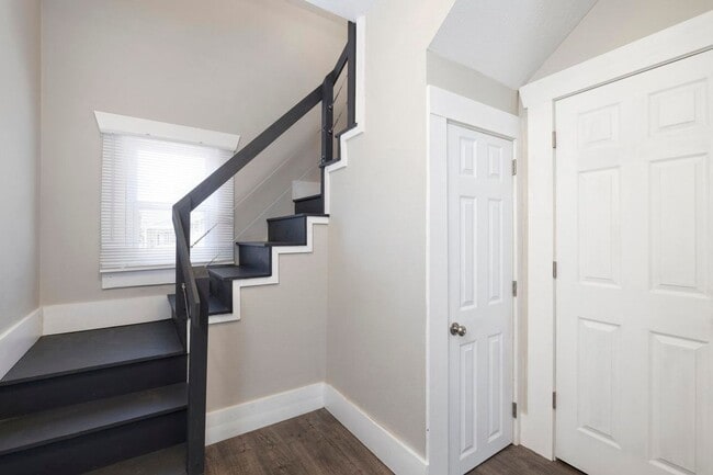 Building Photo - Updated 2 Story Home in downtown Springfield