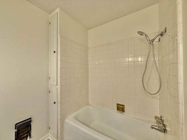Building Photo - 7618 Brookhollow Dr