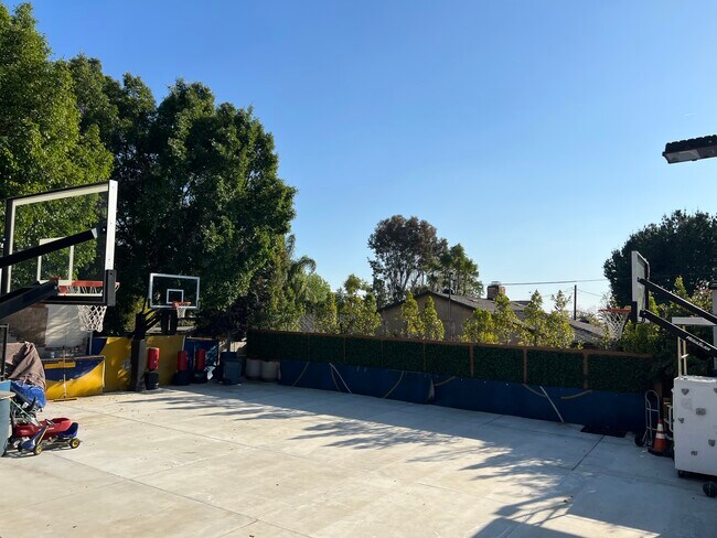 Building Photo - 14004 Mar Vista St