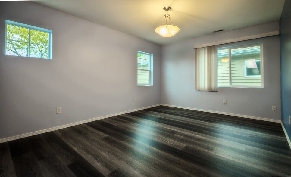 Building Photo - 7609 Rushmore Way NE