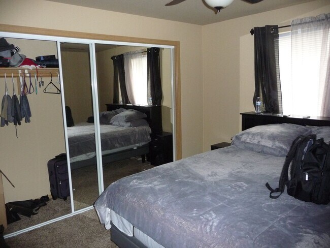 Building Photo - Easy access to shopping and freeway