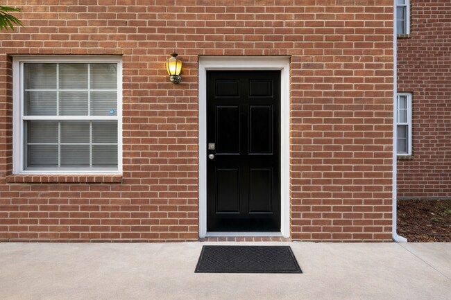 Building Photo - Space, Comfort & Convenience — Discover This Hidden Gem in Charlotte