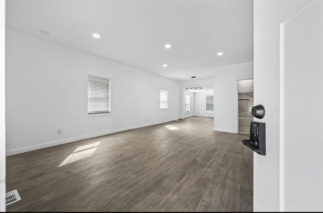 Building Photo - Charming 2BR Lebanon Home with Modern Updates & Large Yard