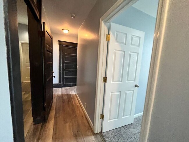 Building Photo - 1600 E 12th St