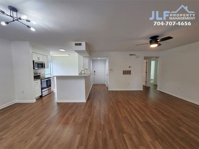 Building Photo - Great 2 bed/2 bath Condo in Convenient Charlotte Area!