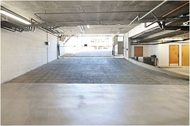 Building Photo - Oceanfront Penthouse in Huntington Beach!!