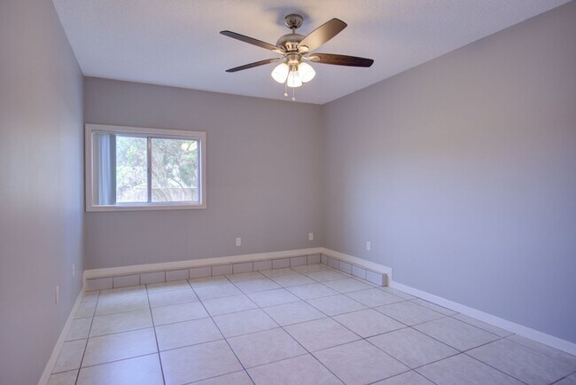 Building Photo - 4023 E Orange Ave