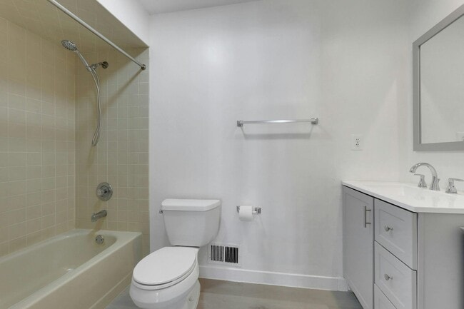 Building Photo - 806 Spinnaker Ct