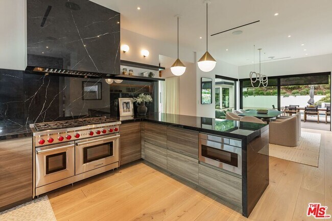 Building Photo - 9455 Eden Dr