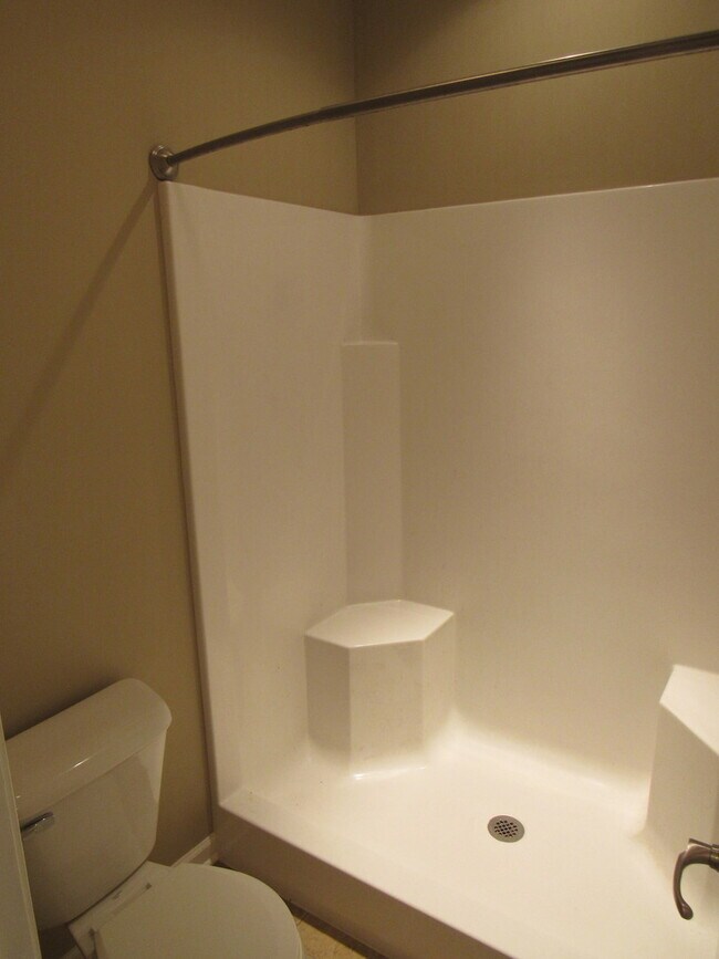 Building Photo - 2 bed, 2 bath, 2 car garage ranch style home in N. Knoxville