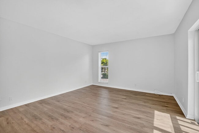 Building Photo - 1010 NE 8th Ave