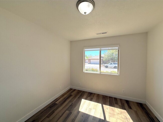 Building Photo - 3 bed, 2 bath home with 2 car garage