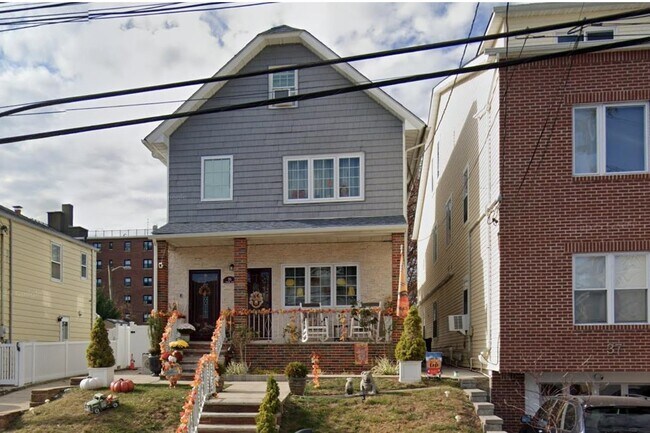 Building Photo - 33-35-35 Trask Ave