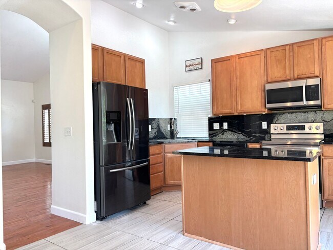 Building Photo - Beautiful 3bd, 3 bath single family home bedroom for rent in Aurora 80016