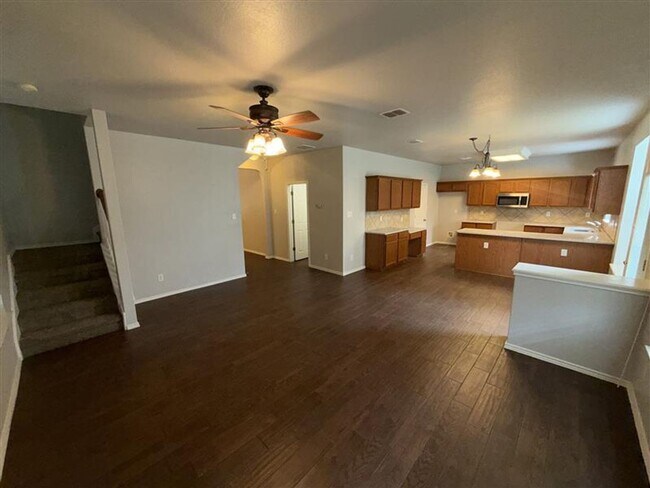 Building Photo - Large 4 bedroom / 2.5 bathroom home in Alamo Ranch