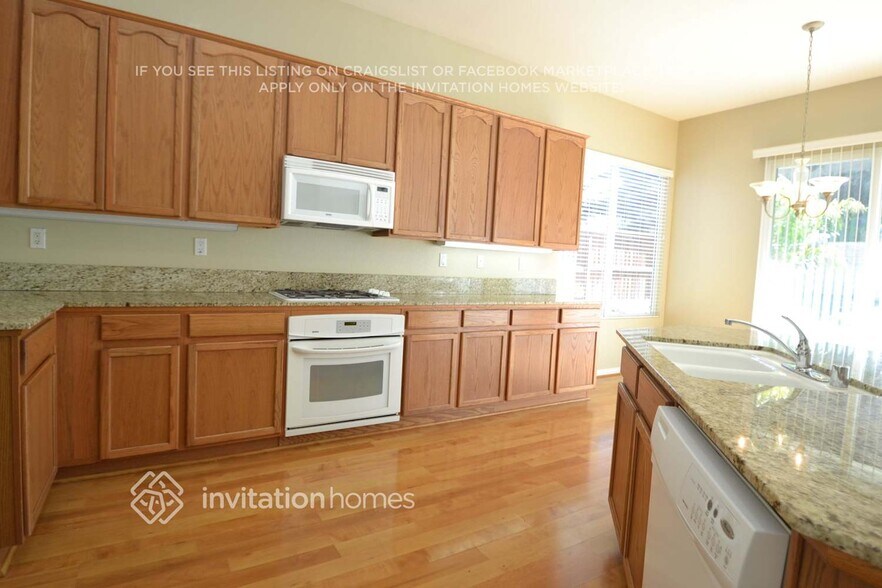 Building Photo - 33885 Pinehurst Dr