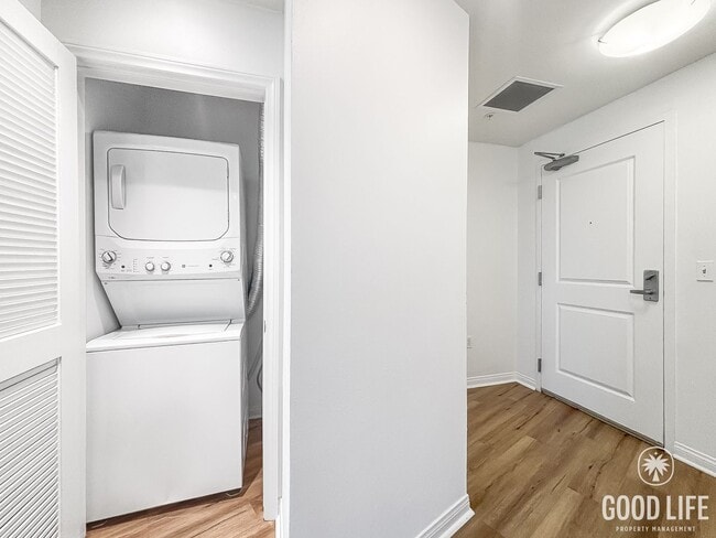 Building Photo - Charming 1BD/1BA Condo in East Village with Petco Park Views, A/C, W/D, Balcony, Community Gym & ...