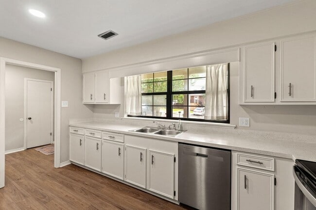 Building Photo - 129 Brookwood Ln