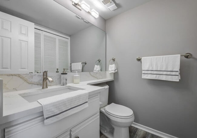 Building Photo - 603 Shorewood Dr