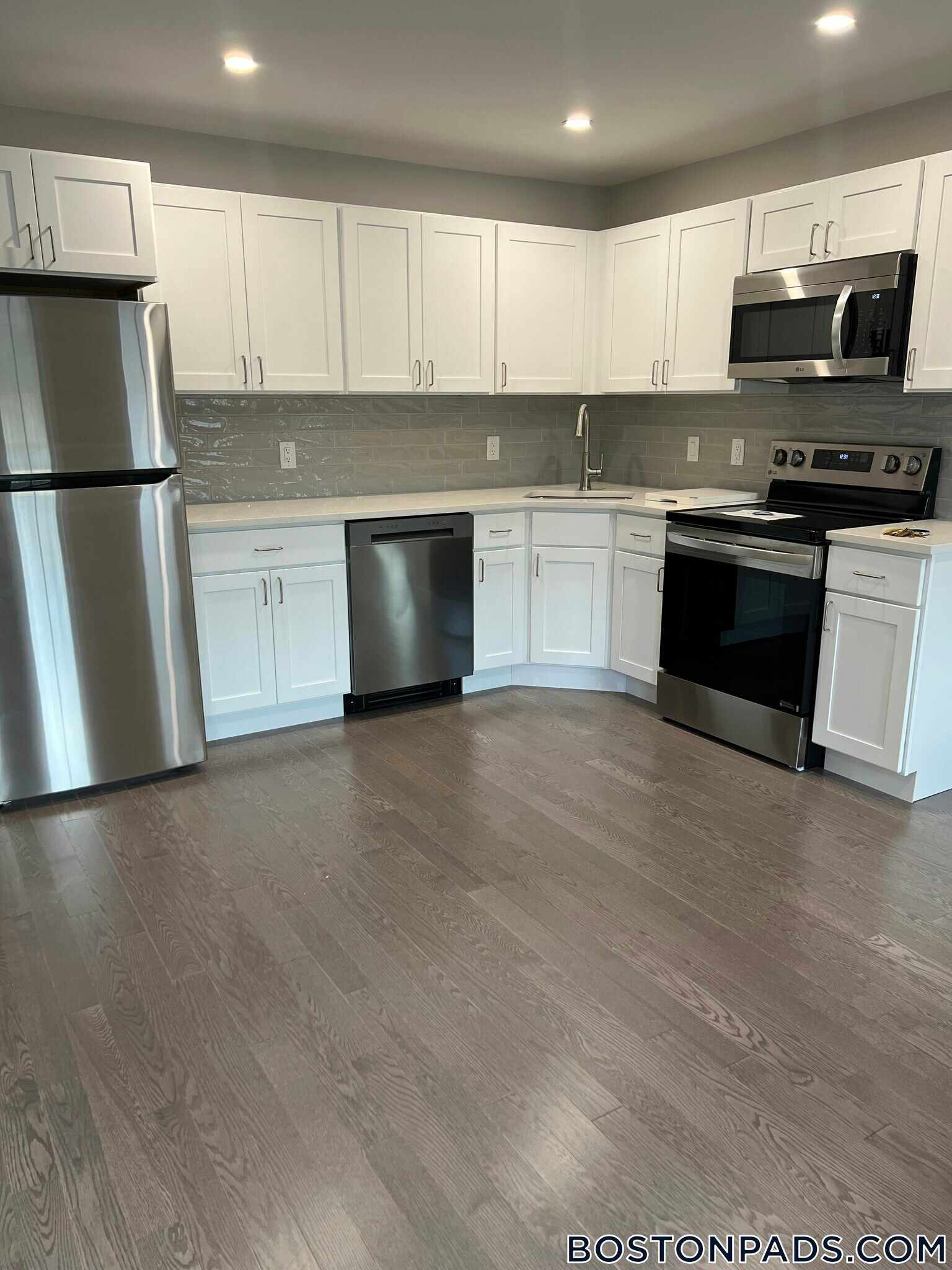 Building Photo - 328 Bank St