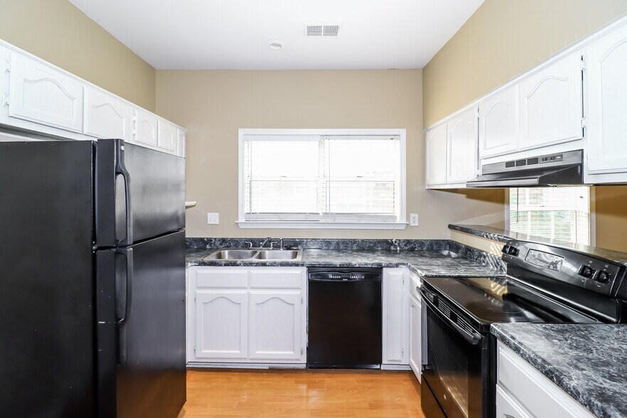 Building Photo - 8170 Timber Knoll Ln