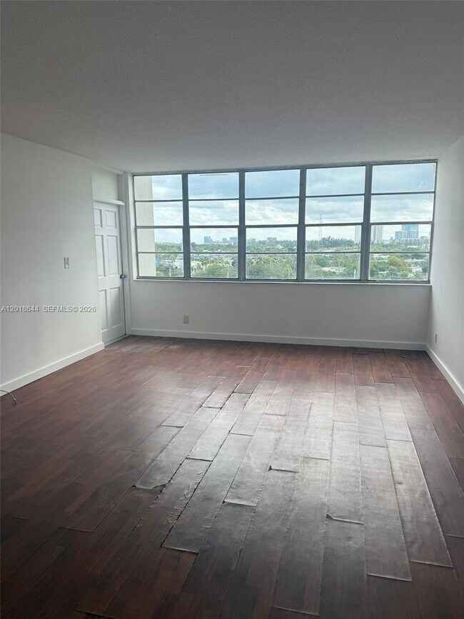 Building Photo - 2025 NE 164th St