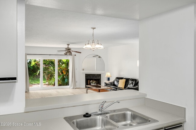 Building Photo - 105 La Costa St