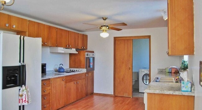 Building Photo - Spacious and bright