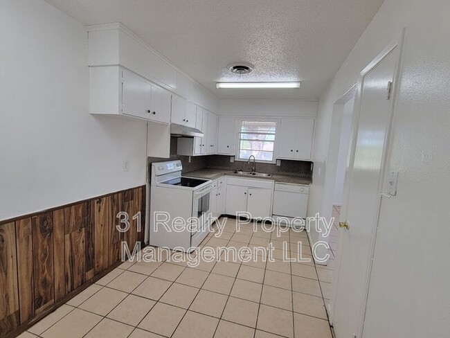 Building Photo - 1528 W Elm St
