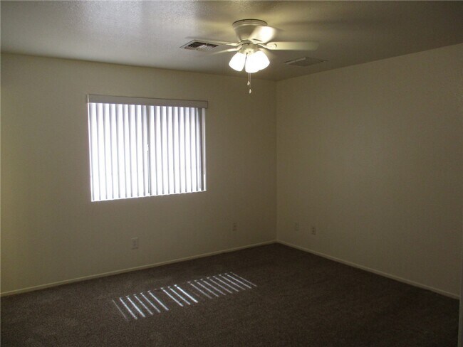 Building Photo - 1489 Bluffs Cir