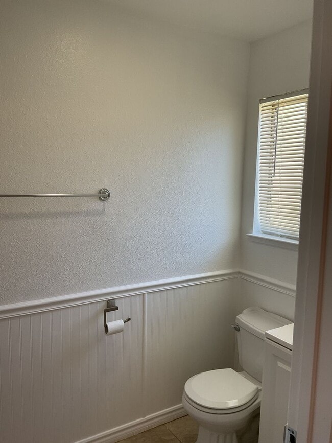 Building Photo - Chico 3 bed 2 bath home for rent, convenient location, neighborhood setting Garage, back yard