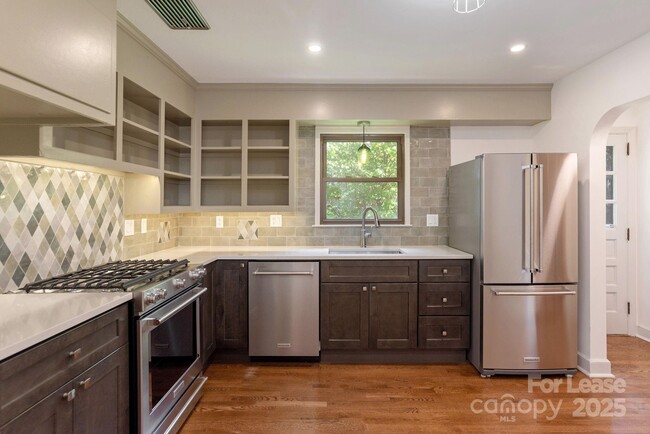 Building Photo - 10 S Oak Forest Dr