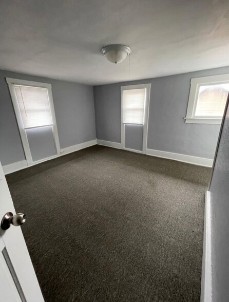 Building Photo - 127 Ash Ave