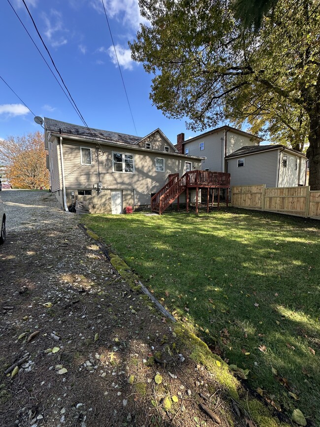 Building Photo - 962 W Main St