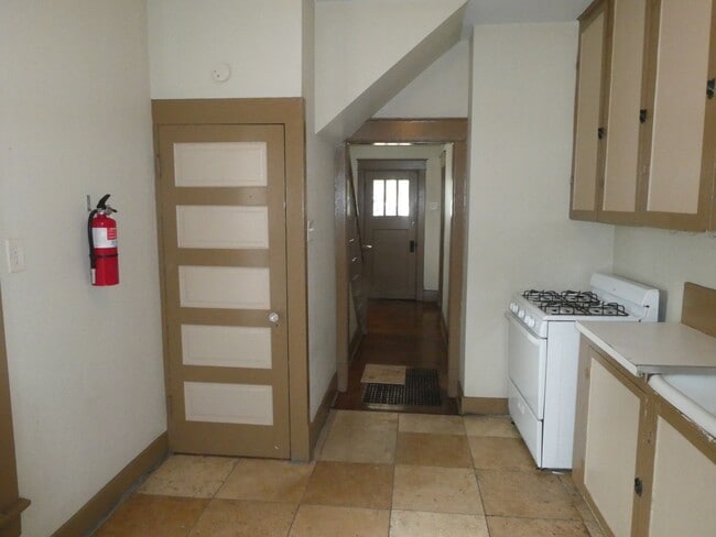 Building Photo - 2 Bedroom House Downtown