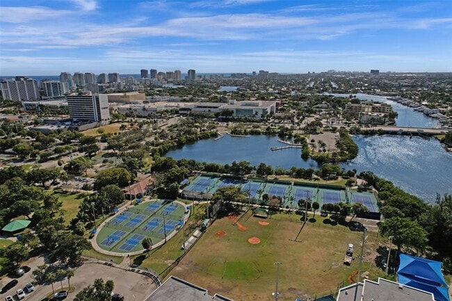 Building Photo - 2514 Yacht Club Blvd